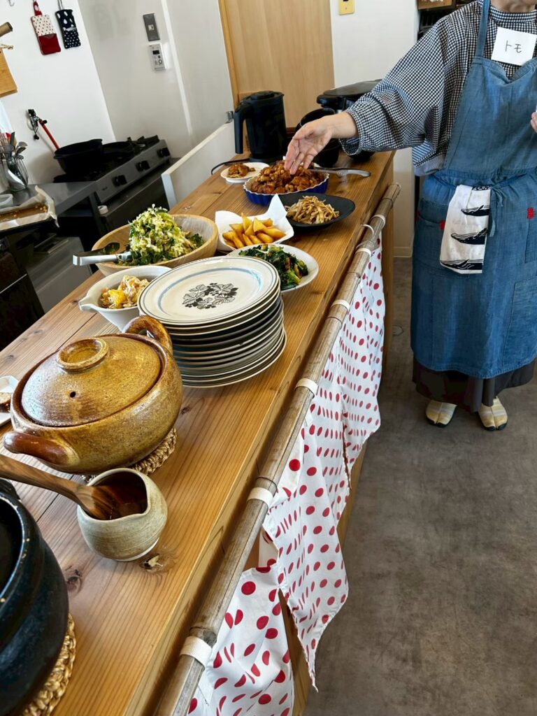 作業のあとは食卓を囲む
